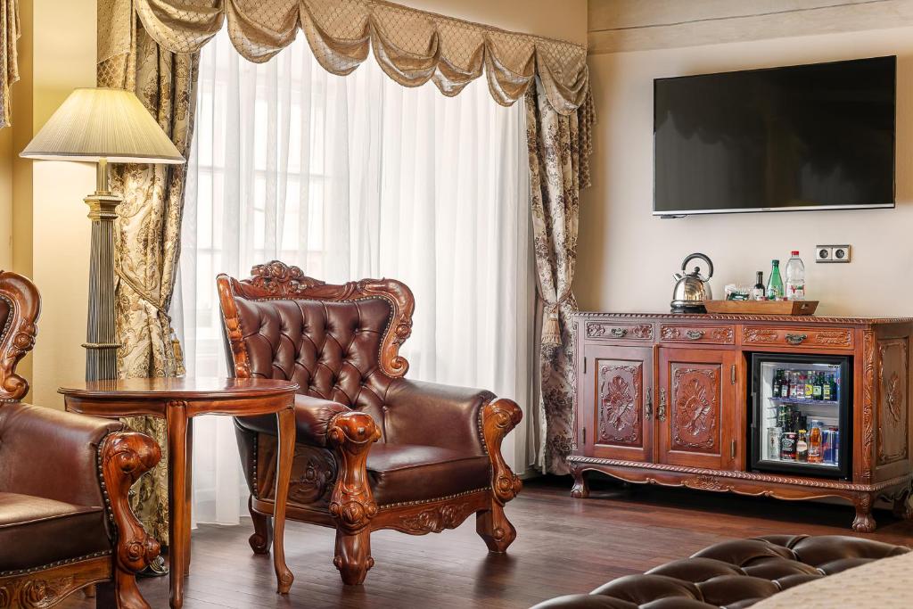 Shared lounge/TV area