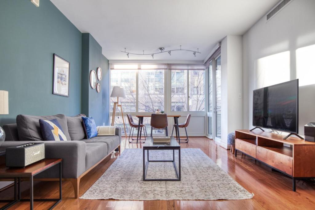 Foggy Bottom 1BR w Gym Rooftop Doorman WDC-28, Washington