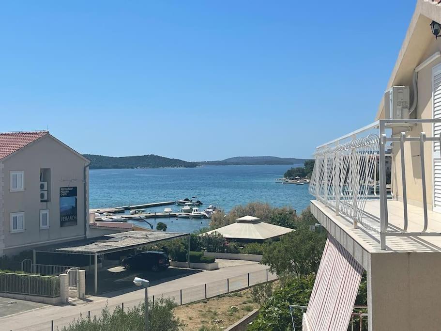 Seaview apartment at beach, Šibenik