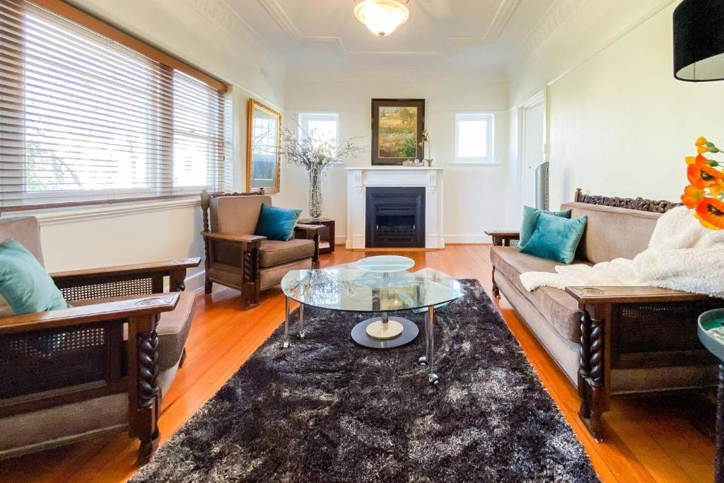 'The Gables' Stylish Victorian Beachfront Abode, Melbourne