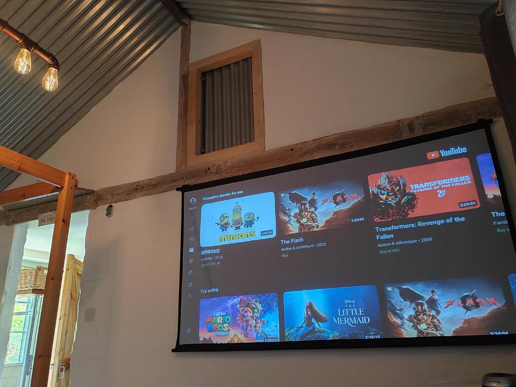 The Bothy near Tenby, Big Projector Screen, Four-poster bed, on-site HOT TUB access via Spa Pack, Tenby