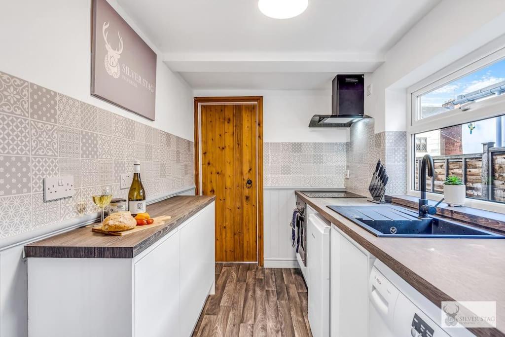 Comfortable 3 Bedroom Gem with 2 Bathrooms Perfect for Groups, Hugglescote