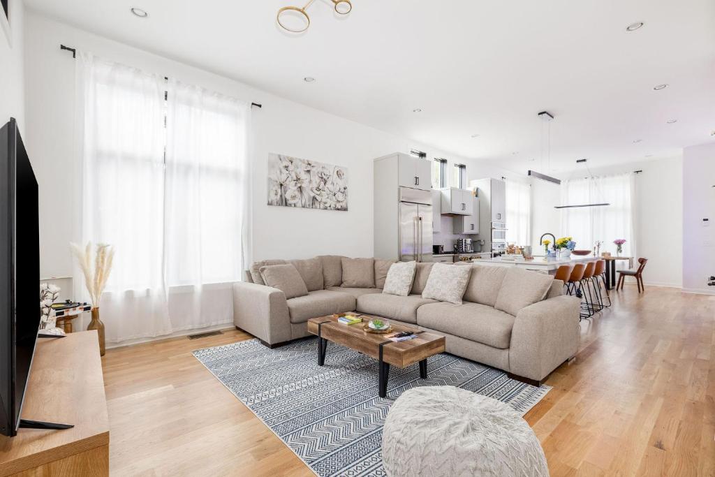 Extra Spacious 4 Bed / 4.5 Bath Music Row Home, Nashville