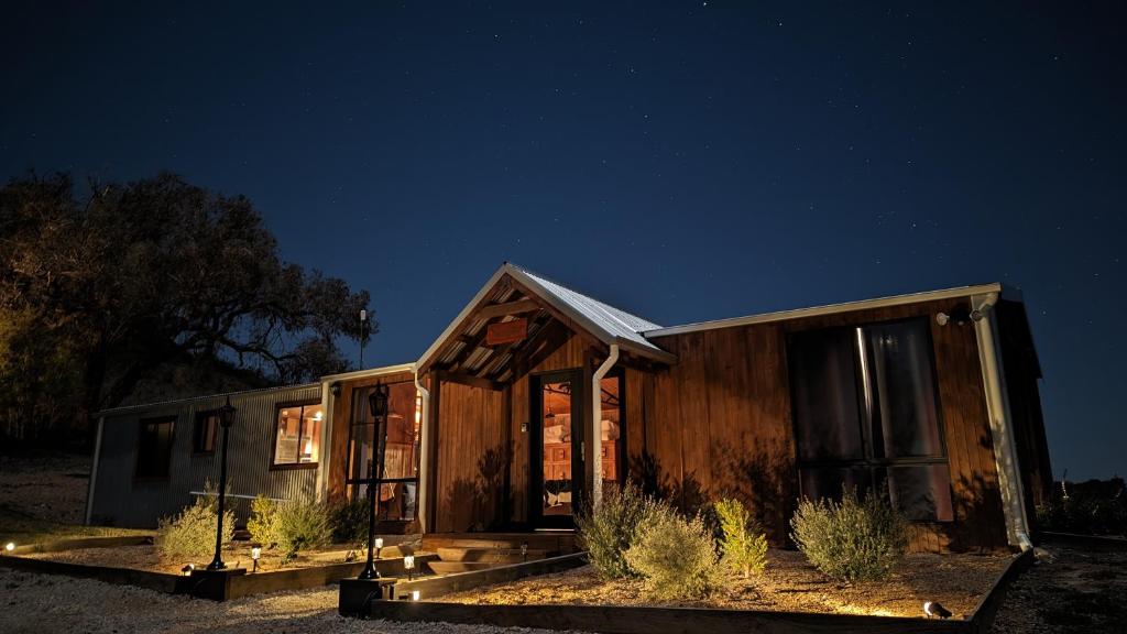 Sunstone - 2 Bed Eco Cabin - Kundalini Lodge, Grattai