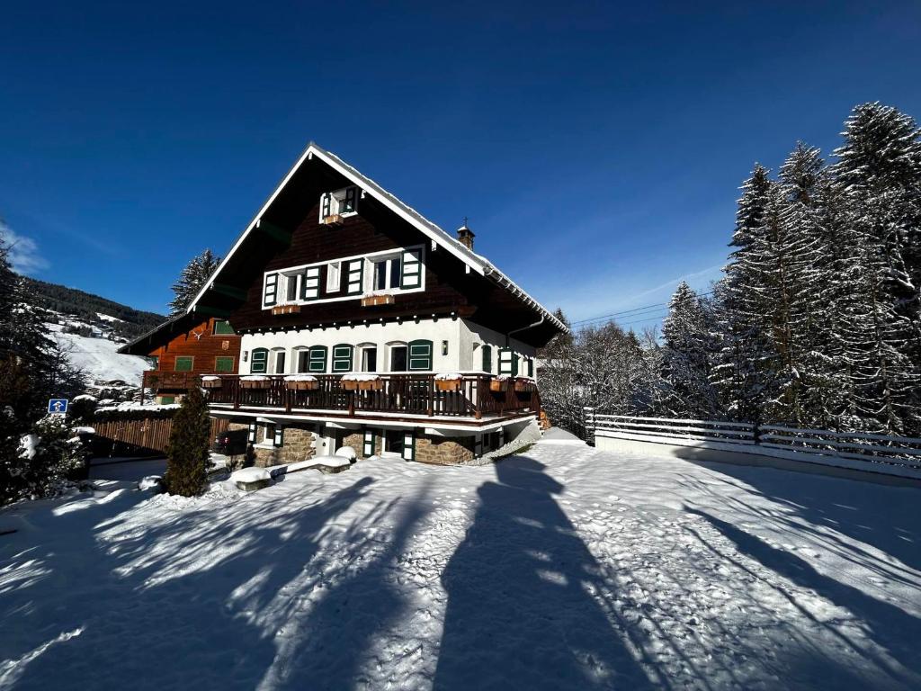 Chalet moderne et spacieux à Megève, 5 chambres, jacuzzi, salle TV, proche centre et remontée mécanique - FR-1-569-119 - 1