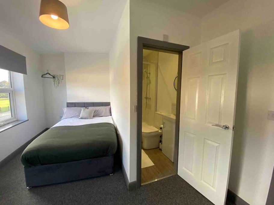 Private Ensuite Rooms with Kitchen - Ideal for Work & Travel, Swadlincote