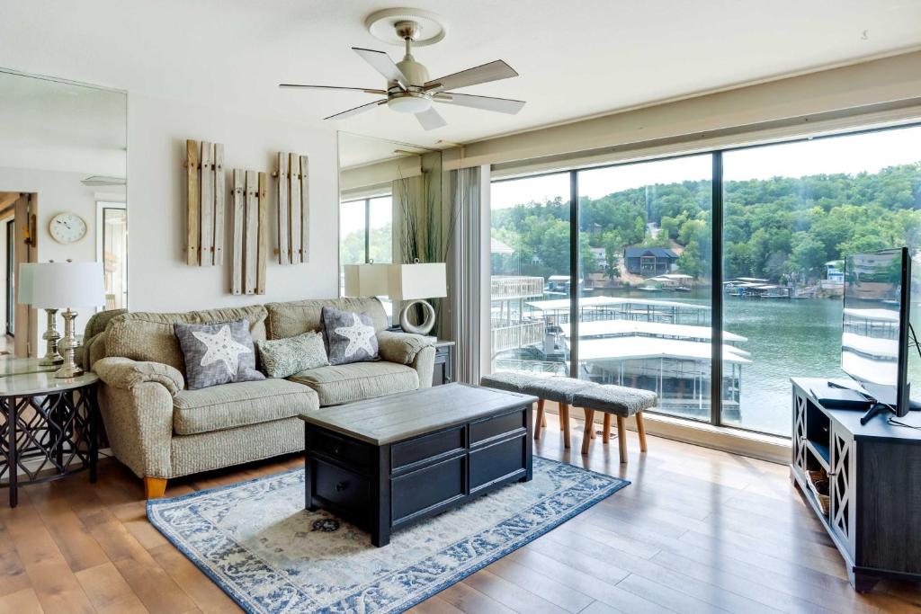 Community Pool Lakefront Osage Beach Condo!, Osage Beach