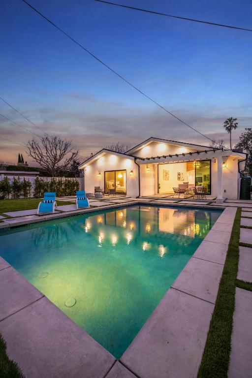 Universal Studio Stellar Home with pool and jacuzzi, Los Angeles