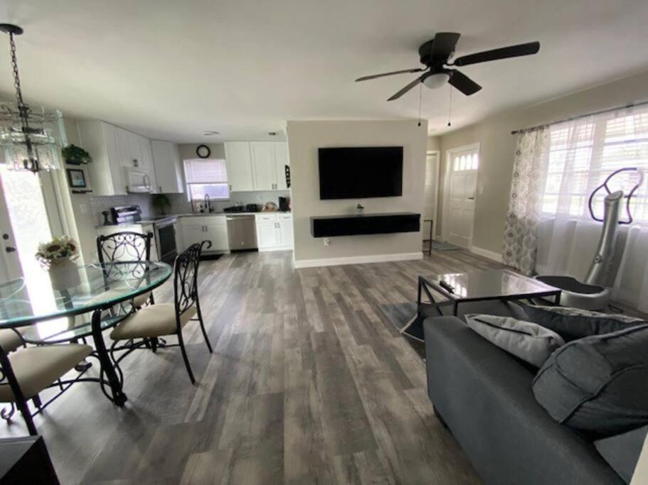 Tropical geteway, Pembroke Pines