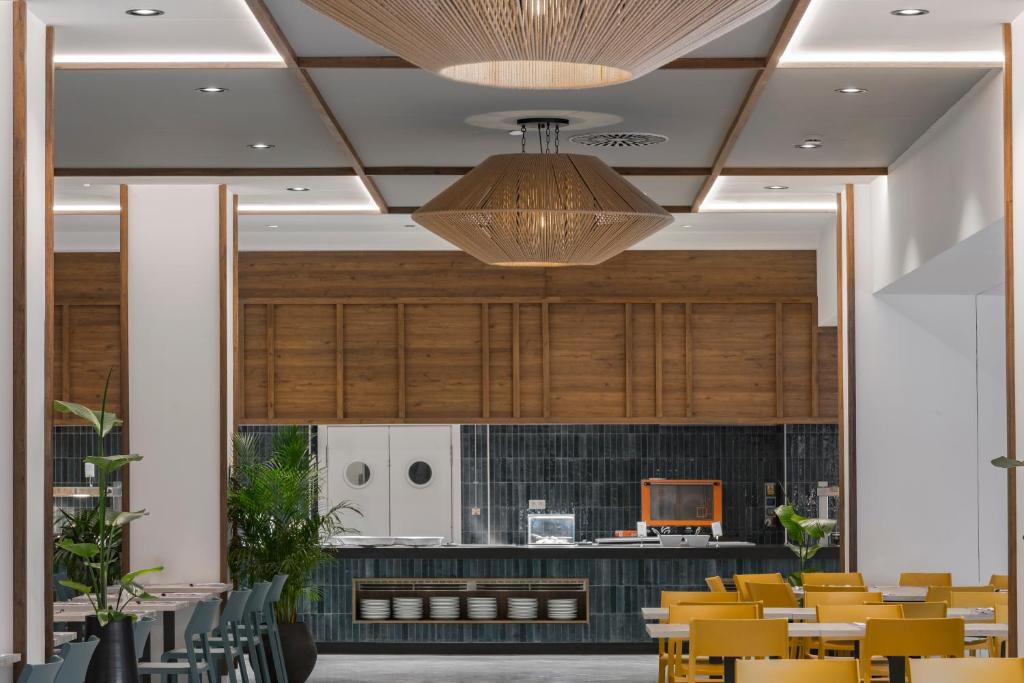FERGUS Puerto de la Cruz — Restaurant & bars in Puerto de la Cruz, Canary Islands