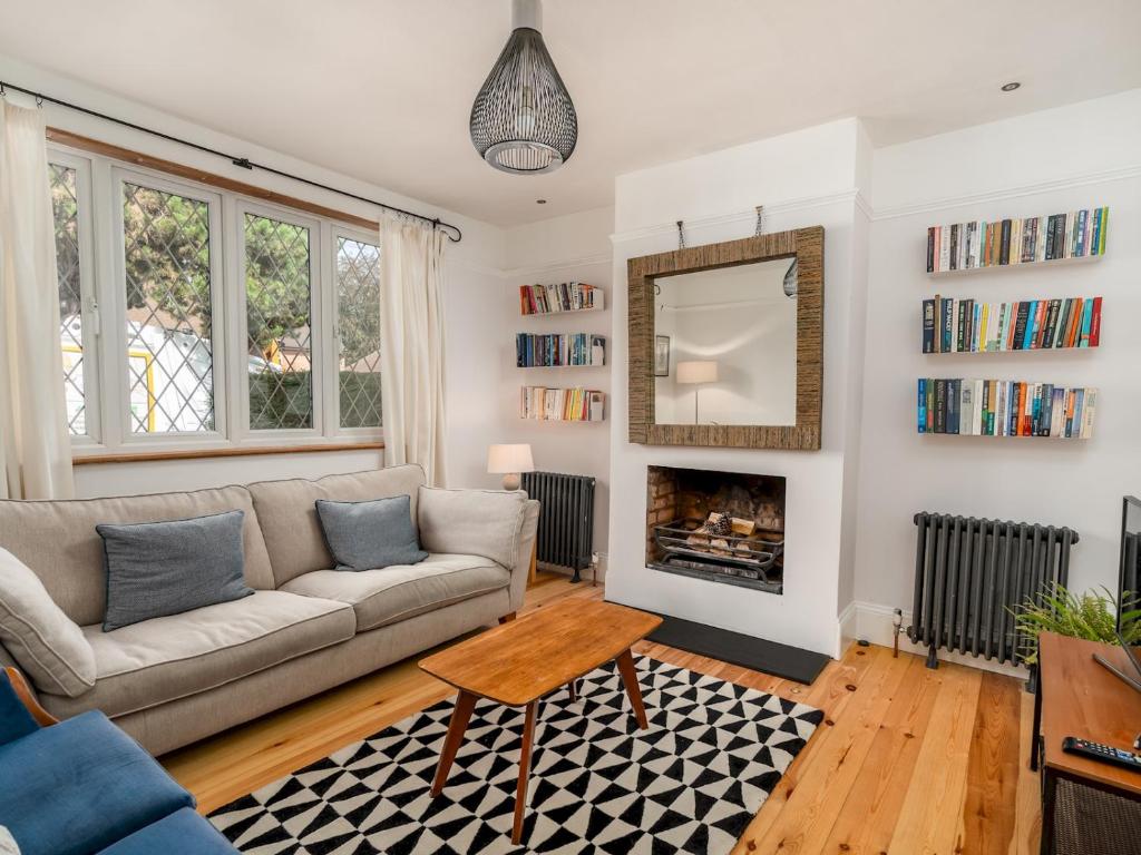 Pass the Keys Cosy 3 Bed Cottage in Chorleywood
