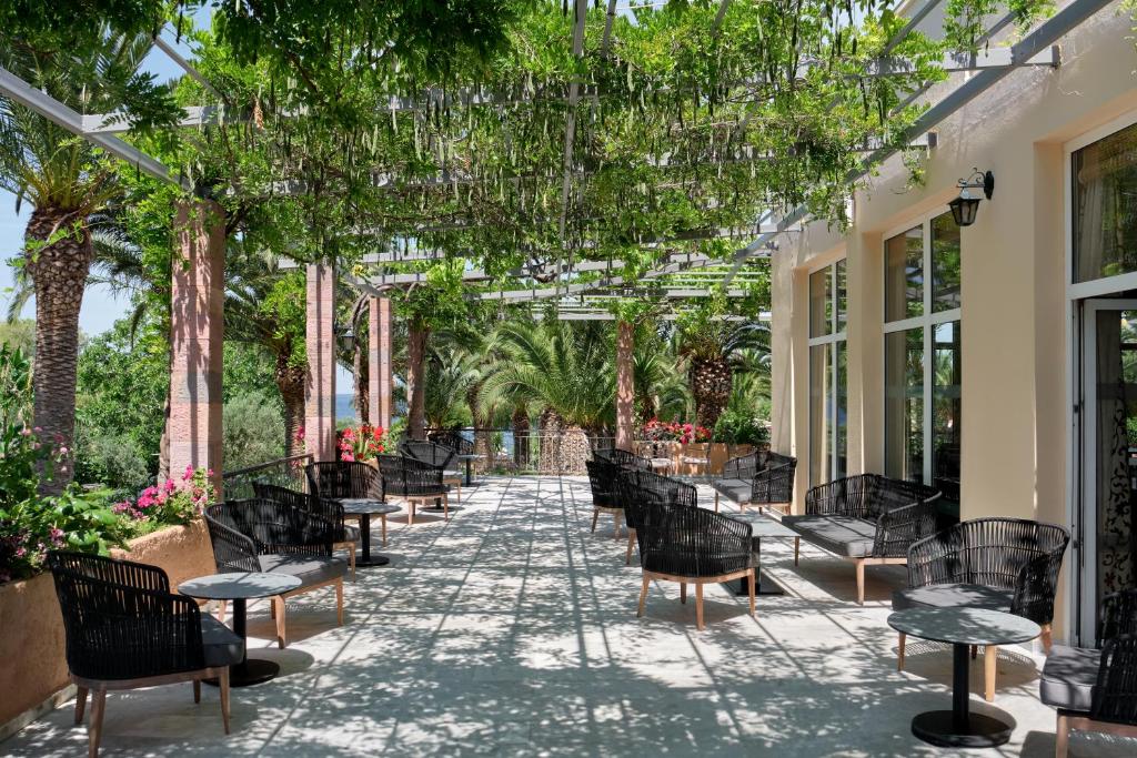 Aphrodite Hotel — Hotel building in Mithimna, North Aegean