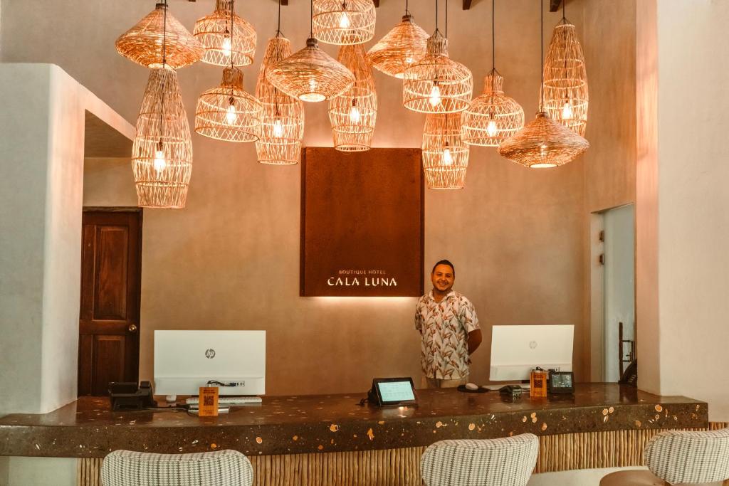 Front desk [24-hour]