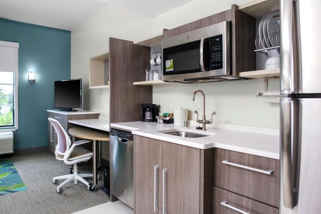 Kitchen, Home2 Suites by Hilton Fort Collins in Fort Collins (CO)