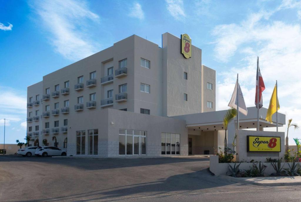 Super 8 by Wyndham Manzanillo, Pepillo Salcedo