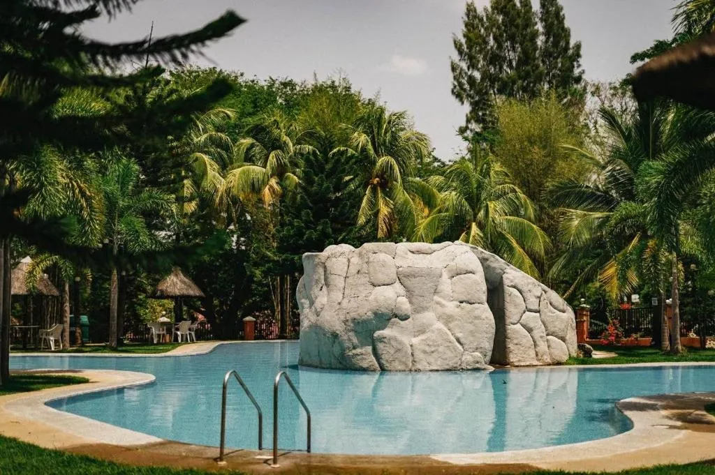 Emerald Manor Hotel, hotel in Kababae
