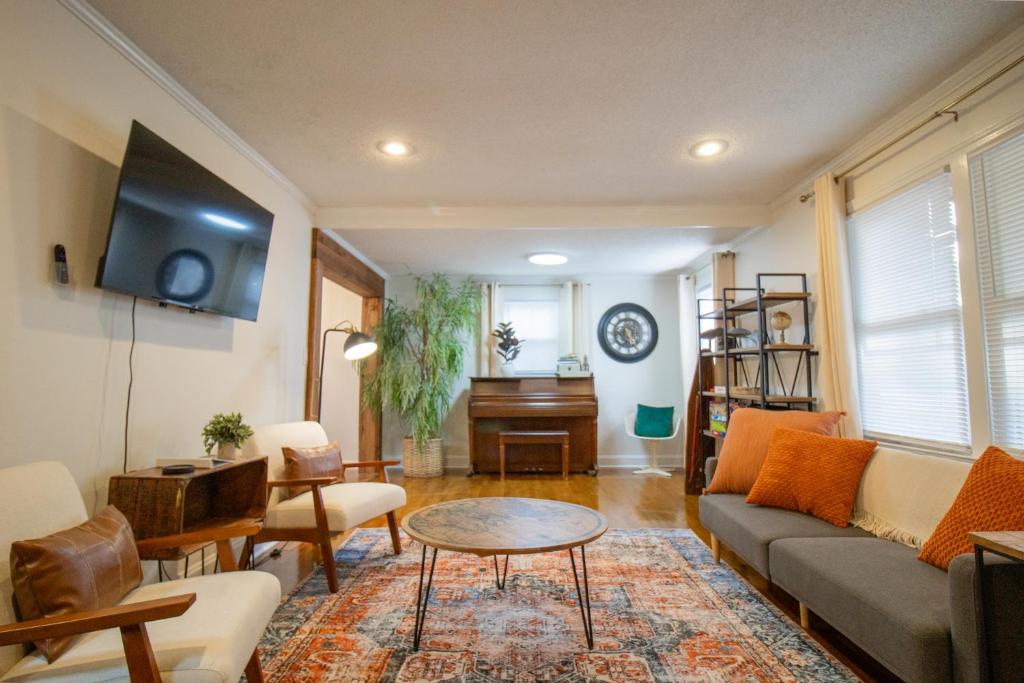 Industrial Chic Getaway Simpsonville - Family Home