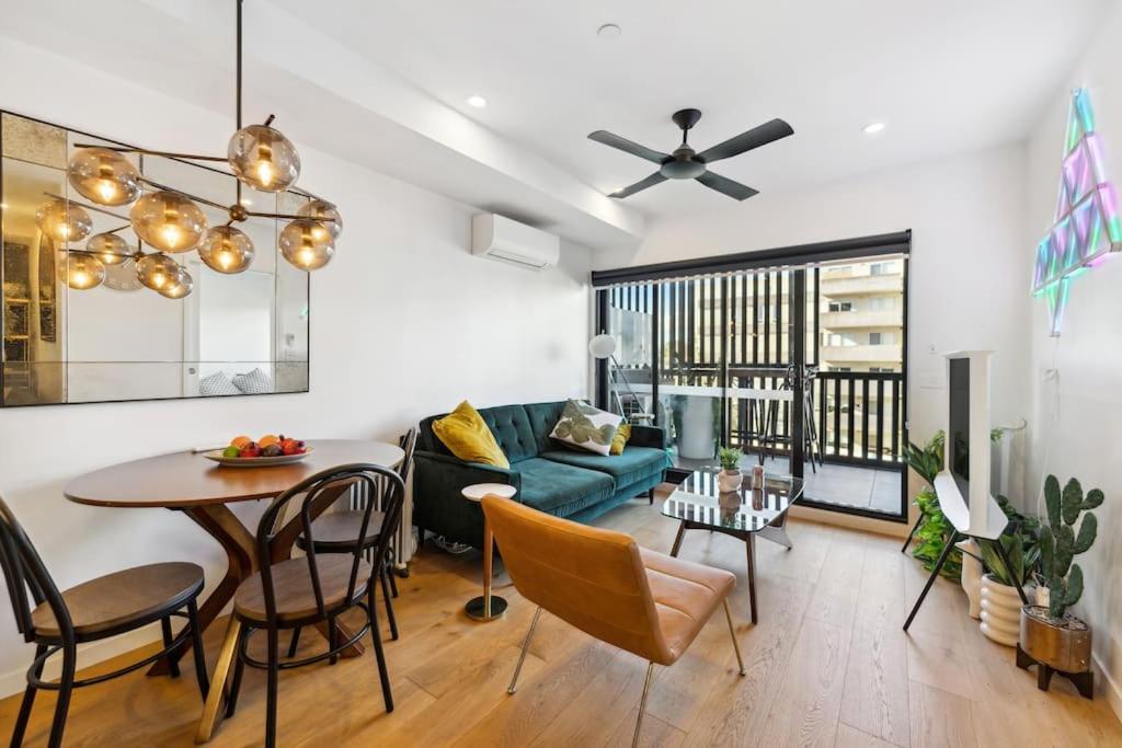 Bright 1 bed flat with balcony and fab location