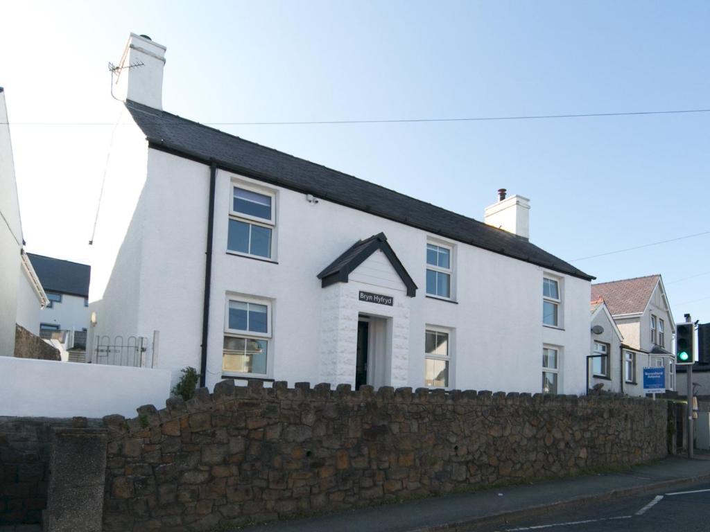Pass the Keys Spacious Cottage in central Benllech with parking, Benllech