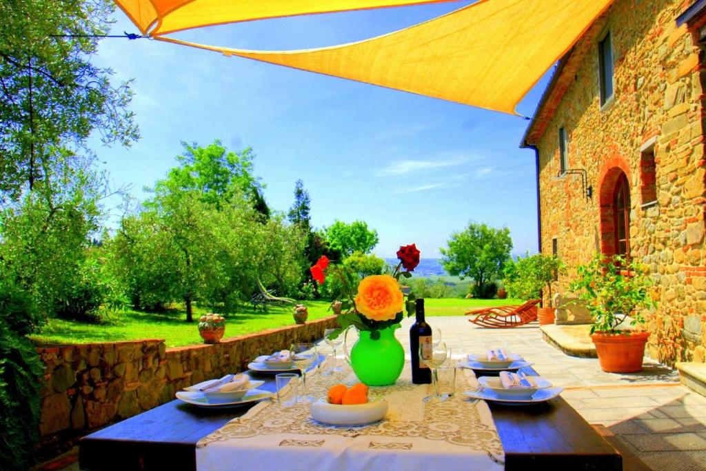 Ferienwohnung mit drei Schlafzimmern, jeweils mit eigenem Badezimmer, Terrasse und eigenem Garten mit Grill