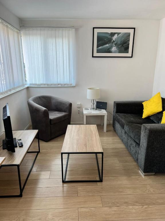 Walnut Apartments, Brumby