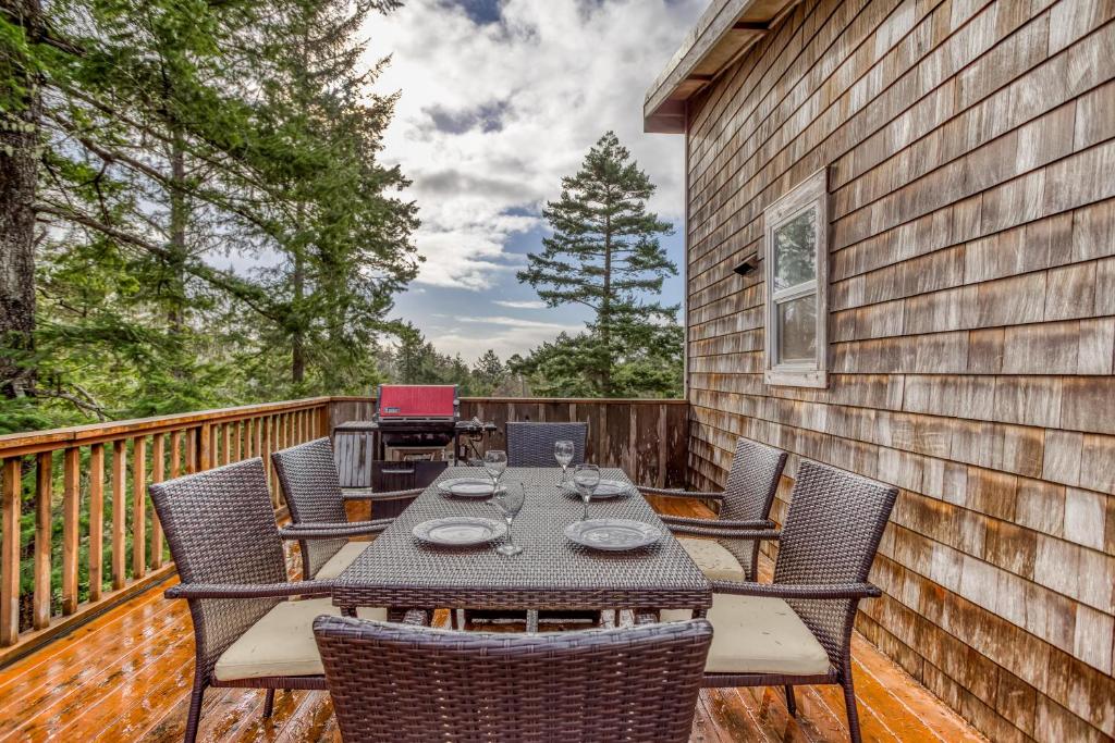 390 High MCA 567 - Meredith Lodging, Manzanita