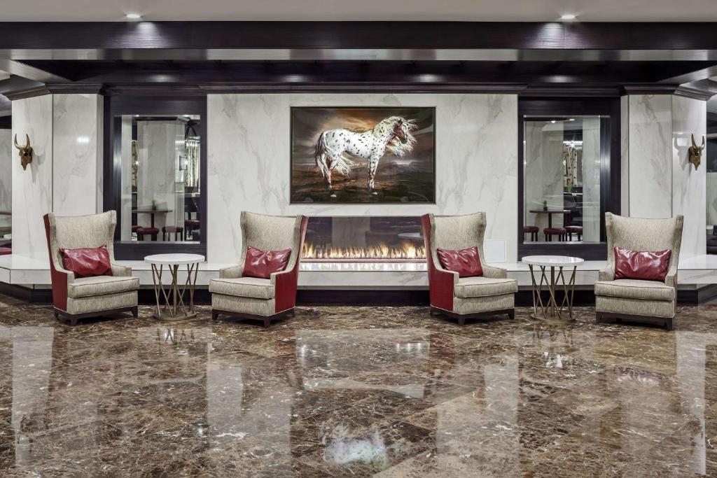DoubleTree by Hilton Denver 共用ラウンジ/TVエリア
