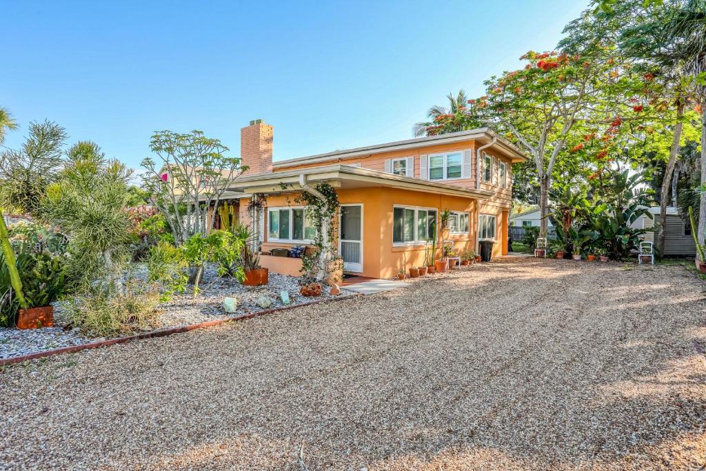 Commonwealth Casa Full Duplex in Sarasota (FL) reviews, prices