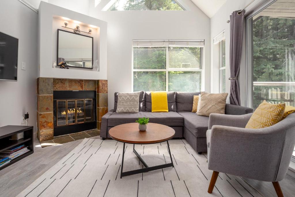 Great Location with Pool and Hot Tub by Harmony Whistler, Whistler