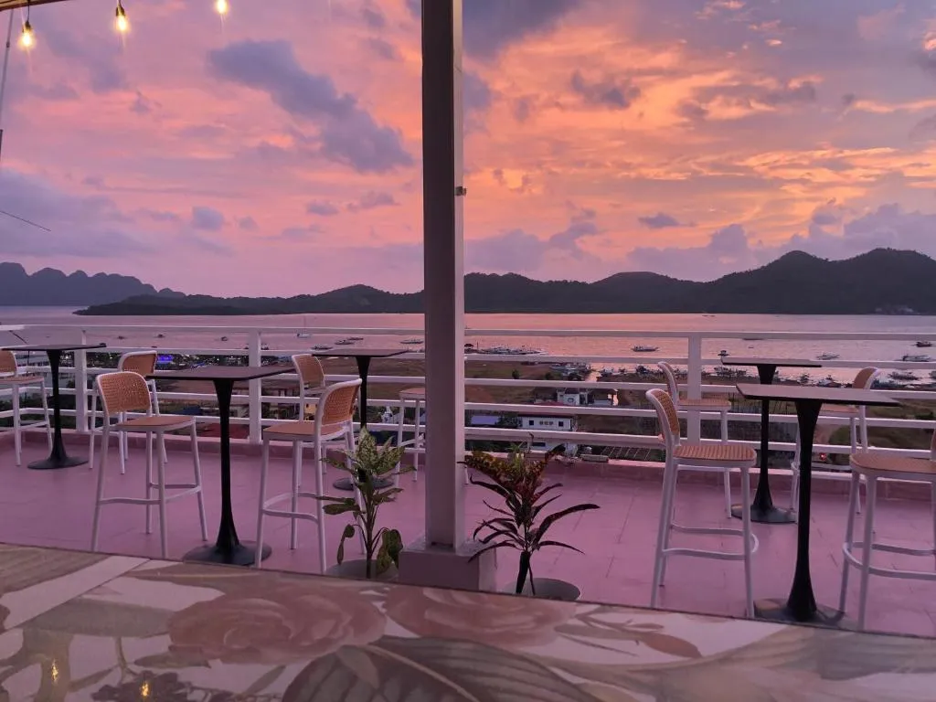 Sunburn Suites and Rooftop Bar, hotel in Coron