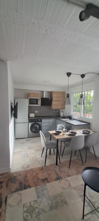 Sunny handmade home. WI-FI, a/c & free parking - 3