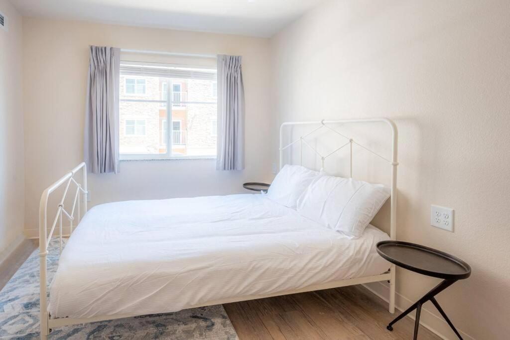 Unique and Central 1BR with parking Gym near RTP