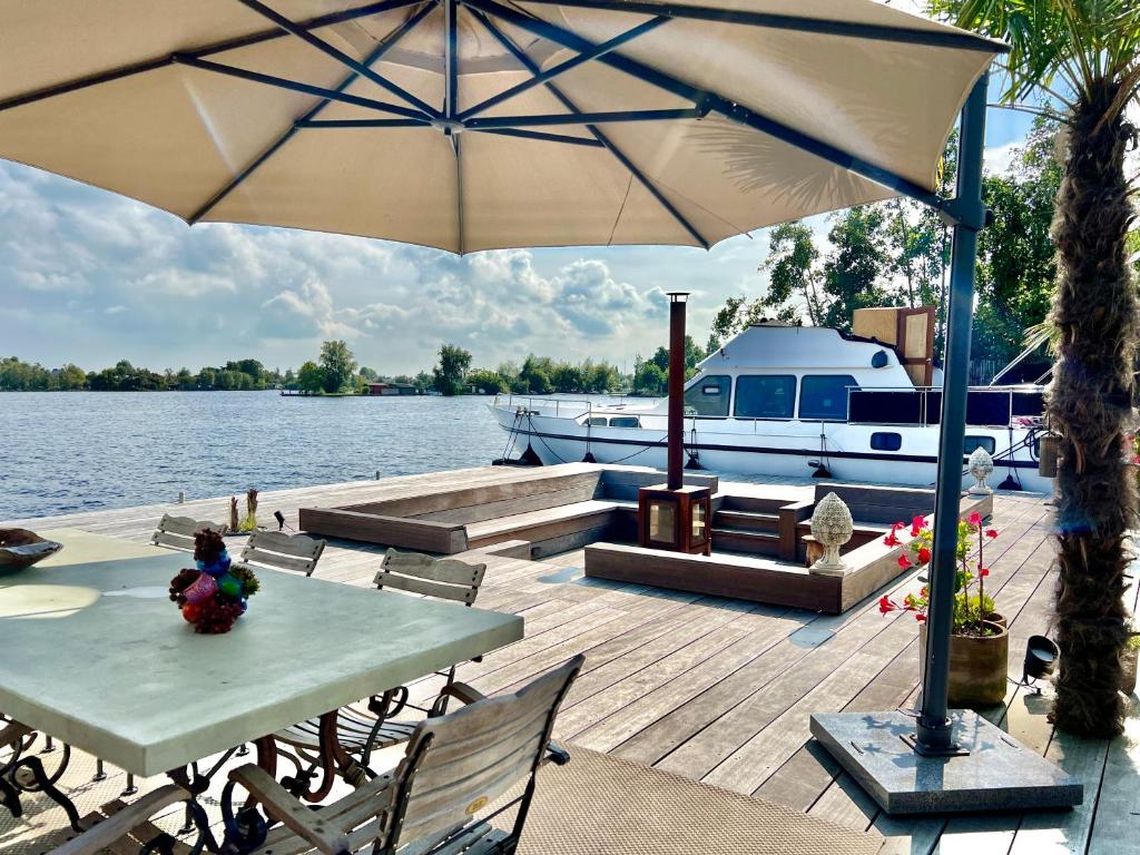 NEW - LITTLE IBIZA, on a lake near Amsterdam, with HOT TUB!, Vinkeveen