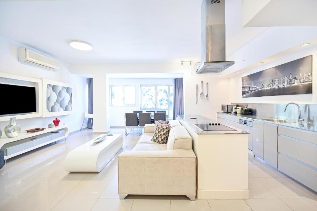 Relaxing 3BR in Ben yehuda 66 by HolyGuest, Tel Aviv