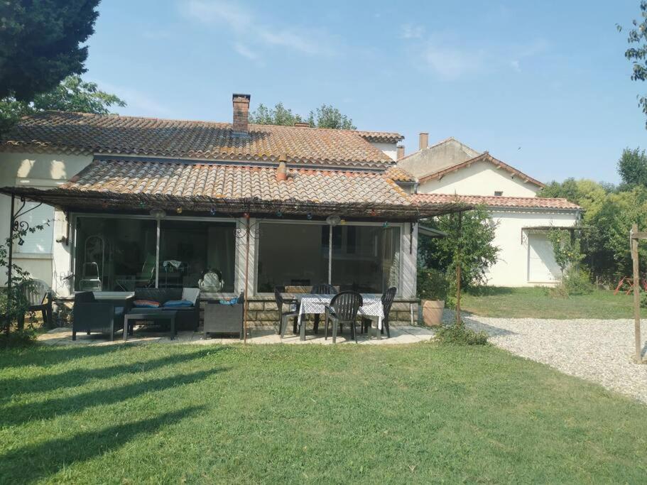 Maison avec piscine dans village provençal.