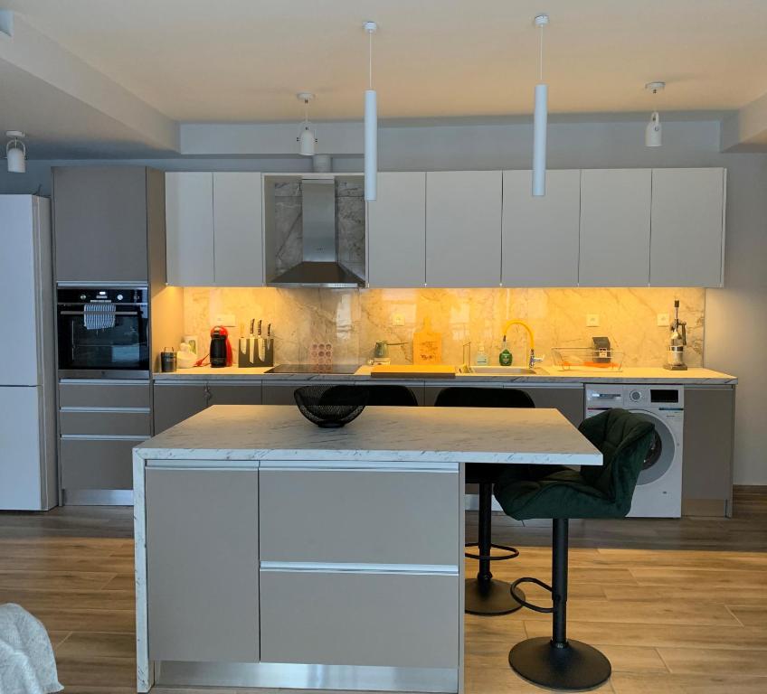 Central & Beautiful, Sitia