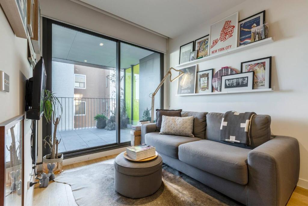 Urban Escape on Smith Street with Balcony & Parking, Melbourne