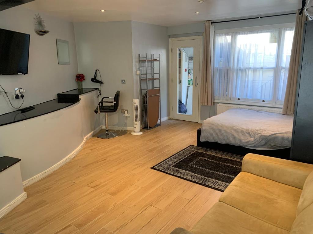 Studio Apartment - Entire Lower Ground Floor - Only 7 Mins Walk Kings Cross St Pancras Station, Londýn