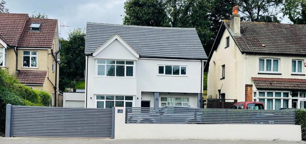 Beautifully refurbished 5-bed - Great Transport - Free Parking (sleeps 12)