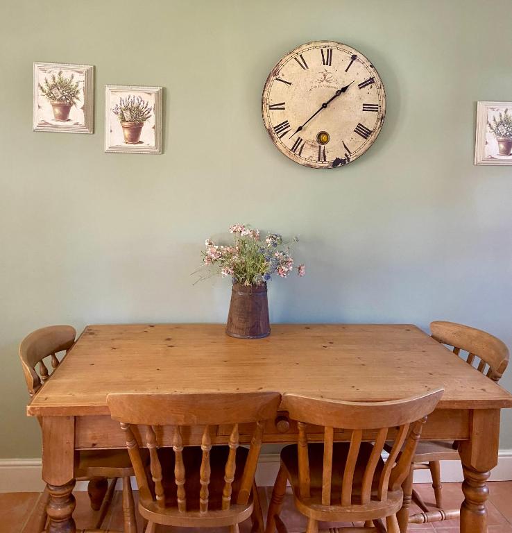 Lapwing Cottage, Docking photo 6