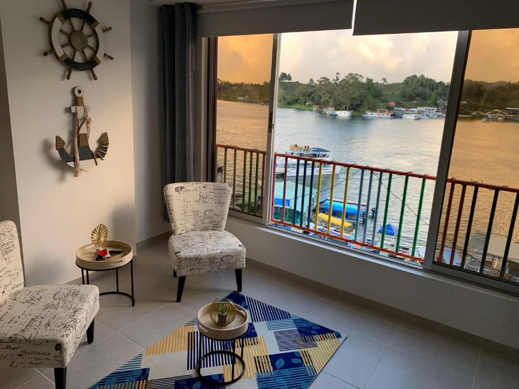 Apartamentos Avenida del malecon, frente al lago. Guatape 전경