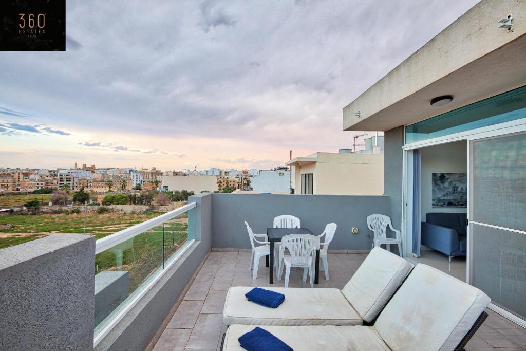 Beautiful, 2BR Penthouse with large balcony + BBQ by 360 Estates, Gżira
