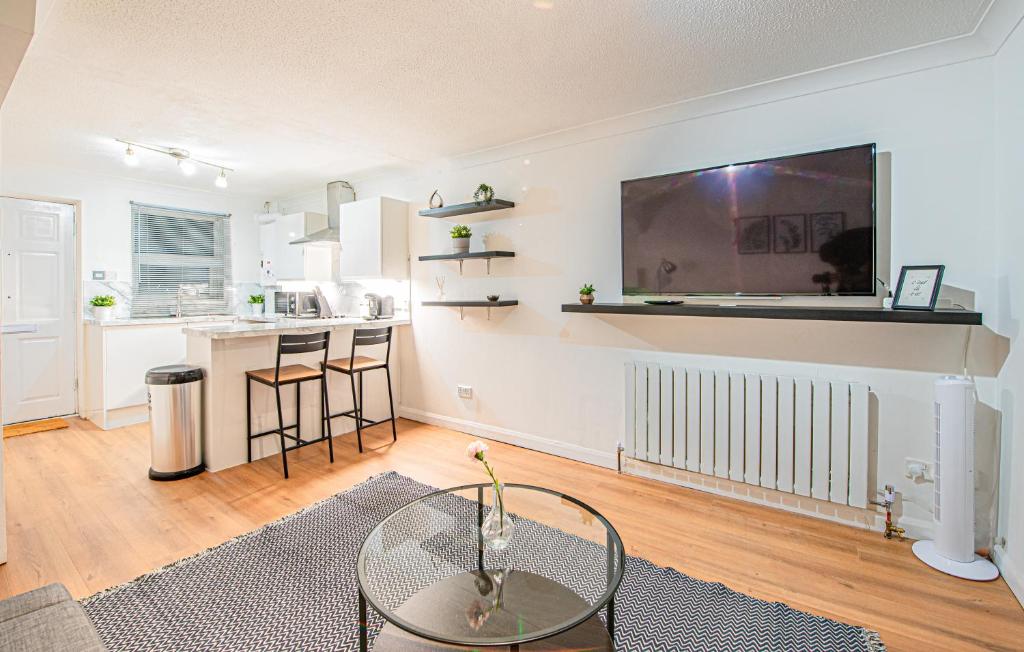Bright Cosy Cottage with Parking and Outdoor Patio, Londres