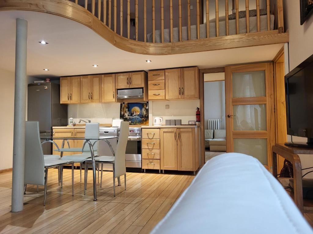 Dwupoziomowy Apartament Hoża, Varsavia