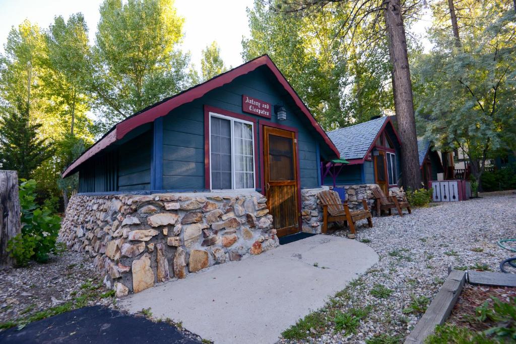 Big Bear Lake Castle Wood Theme Cottages- COUPLES ONLY Additional