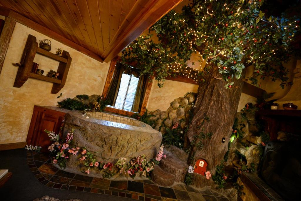 Big Bear Lake Castle Wood Theme Cottages- COUPLES ONLY Additional