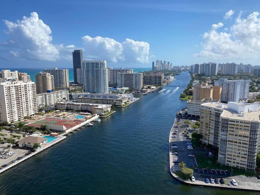 Relaxing BeachWalk Getaway, Studio for 4 Guests, Hallandale Beach