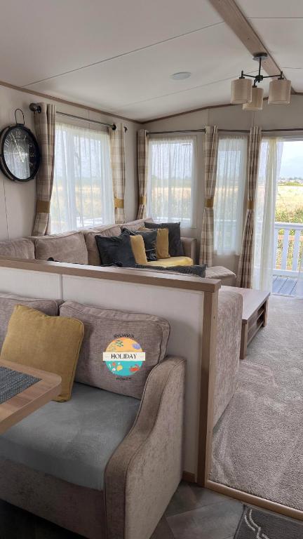 Field View - Martello Beach - Sylwia's Holiday Homes, Jaywick Sands