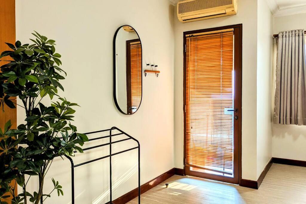 Cottonwood Midcentury Apartment at Majesty 811