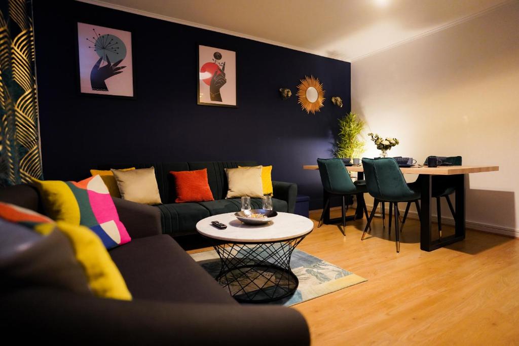 Spacious Apartment in Enfield North London Sleeps 5 Free Parking, Londýn